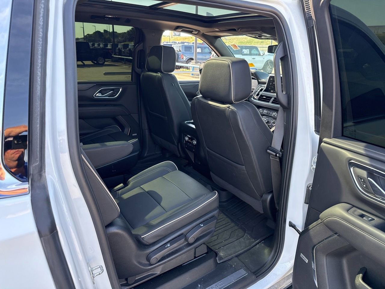 Used 2024 GMC Yukon XL SLT w/ SLT Luxury Package RWD image 13