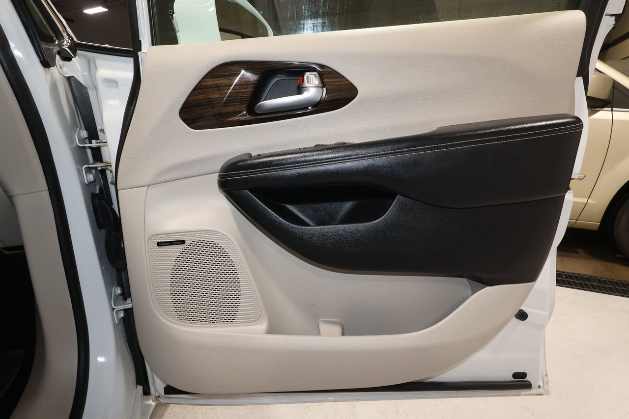 Used 2022 Chrysler Pacifica Limited image 19