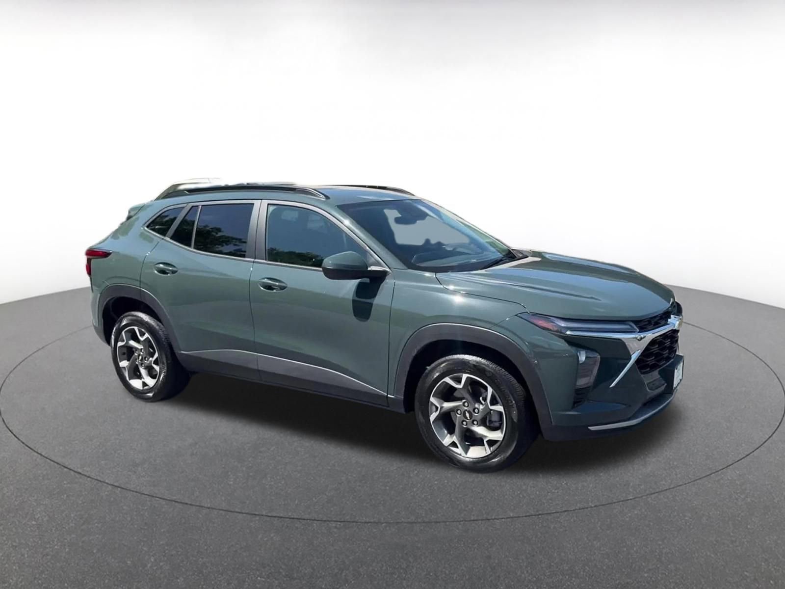 Used 2025 Chevrolet Trax LT FWD image 2