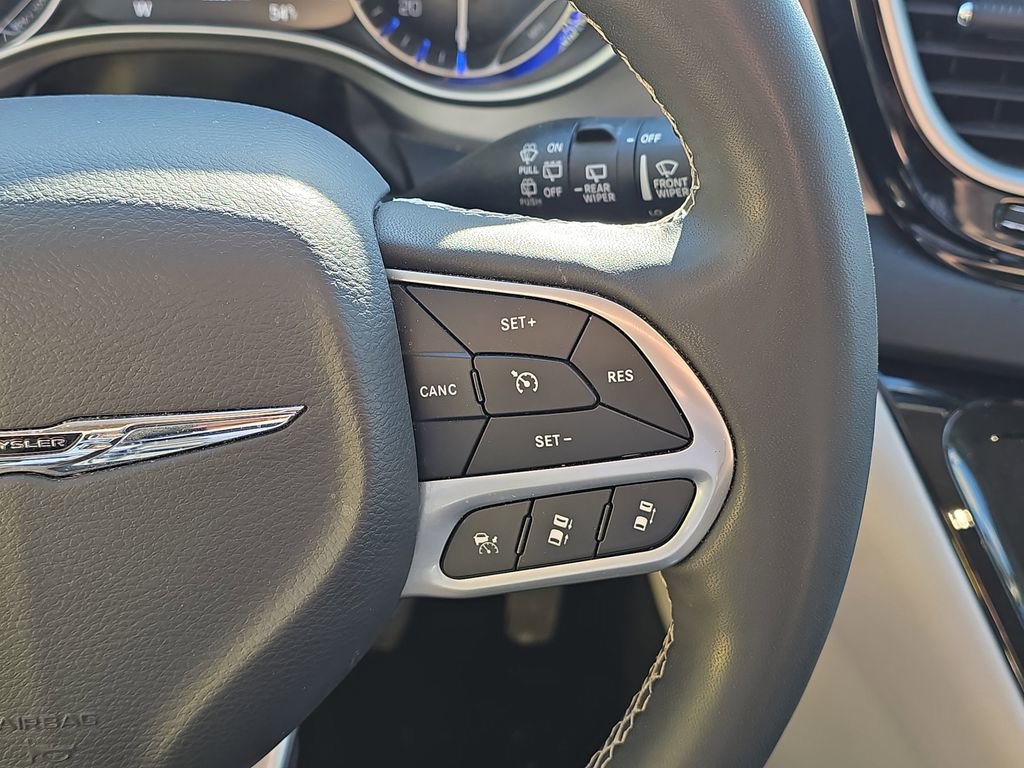 Used 2024 Chrysler Pacifica Touring-L FWD image 25