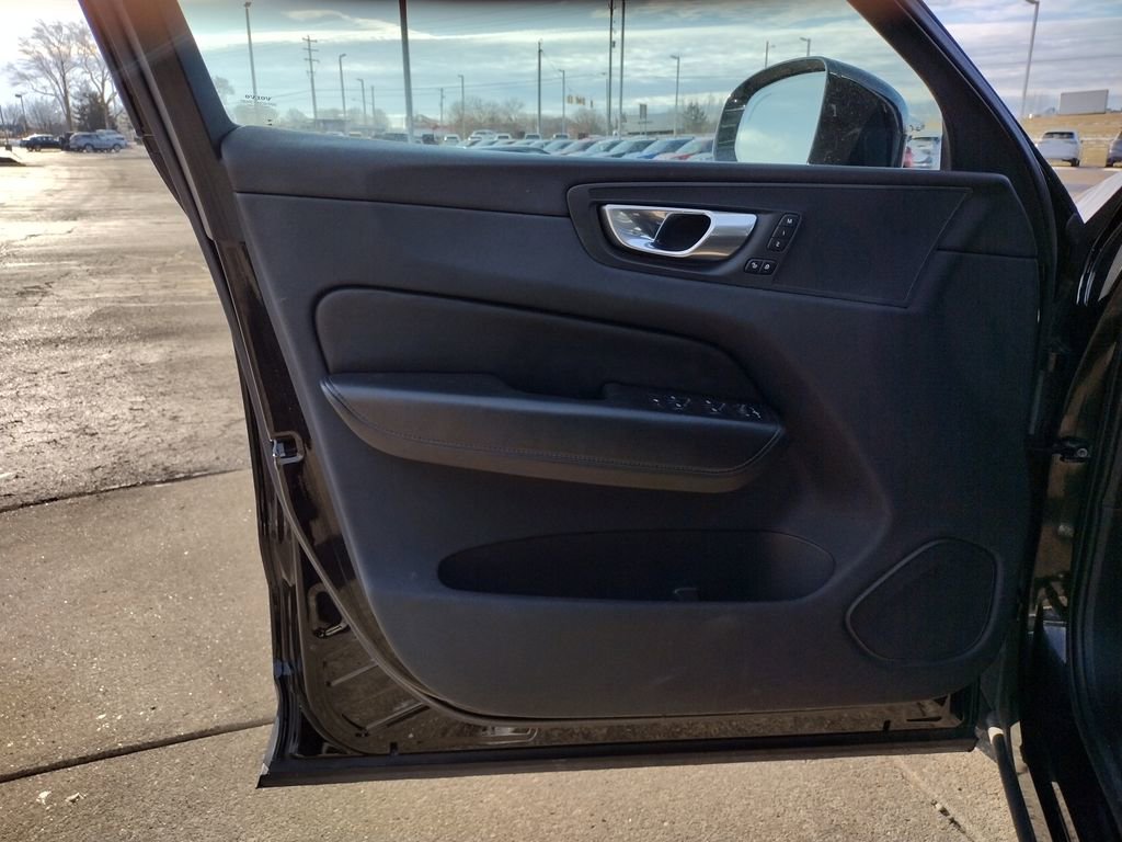 Used 2023 Volvo XC60 B5 Core image 28