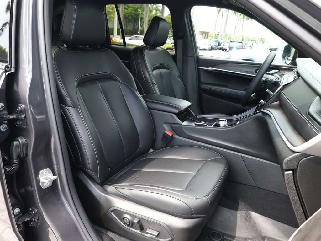 Used 2026 Jeep Grand Cherokee Limited w/ Luxury Tech Group II RWD image 21