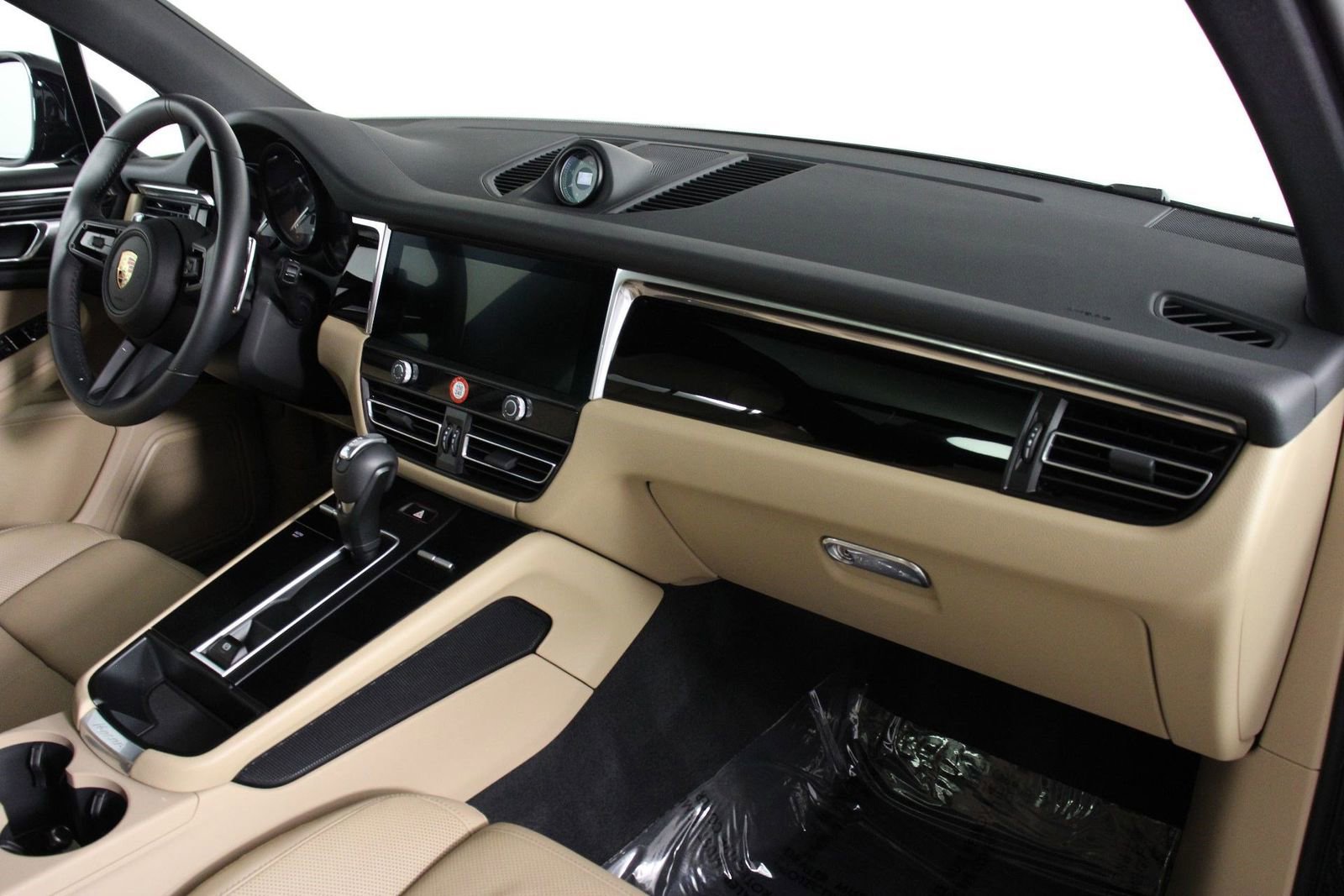 Certified 2025 Porsche Macan AWD/4WD image 24