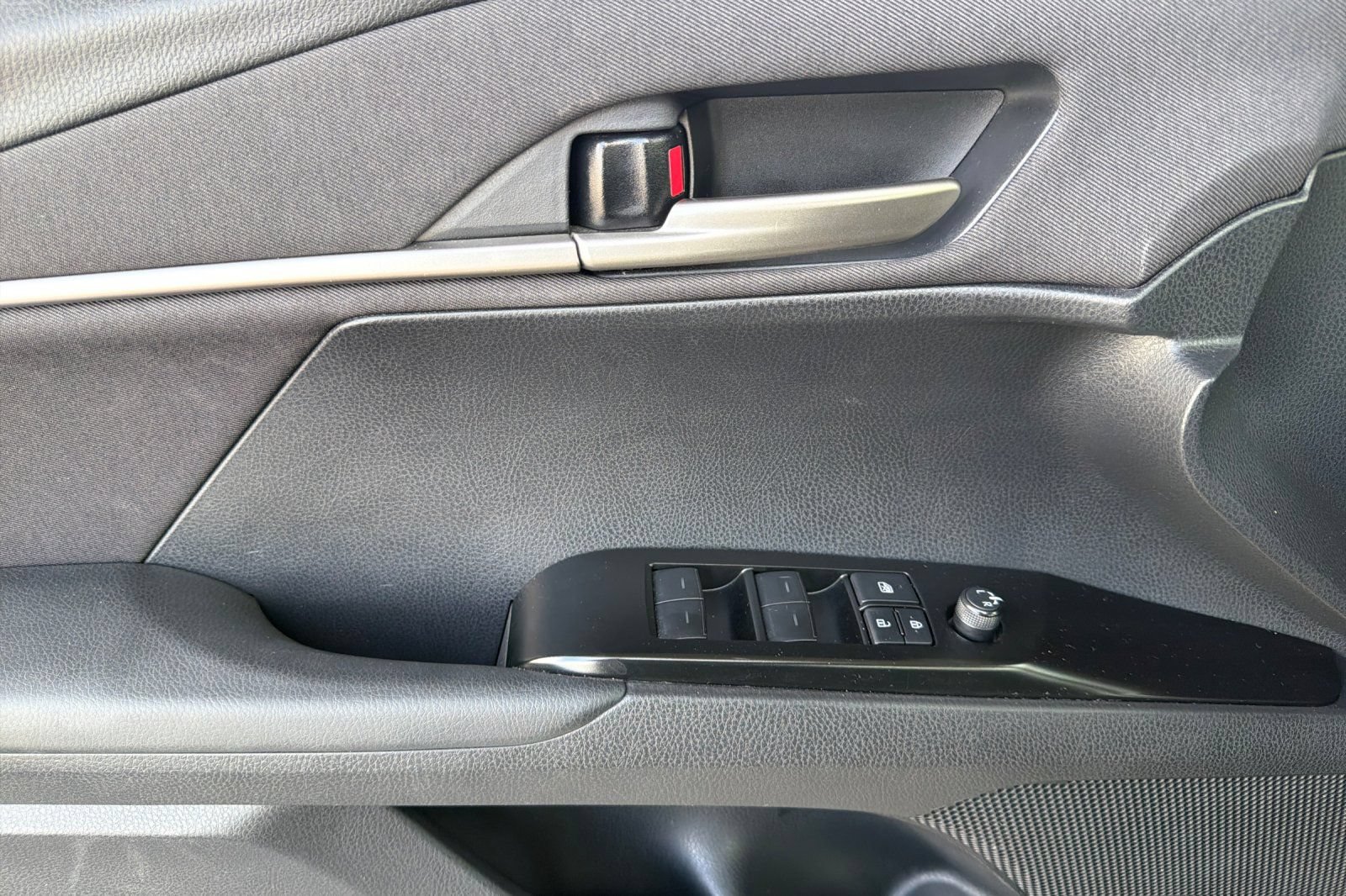 Used 2025 Toyota Camry LE FWD image 13