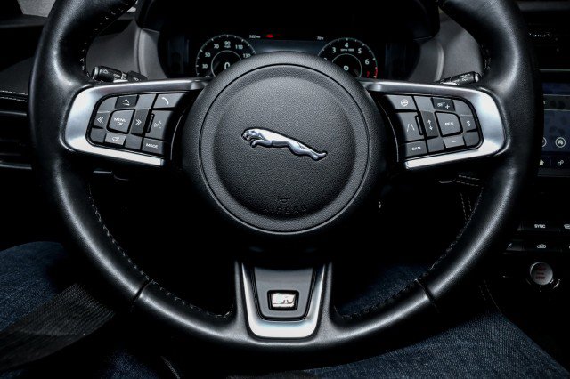 Used 2019 Jaguar F-PACE R-Sport image 33