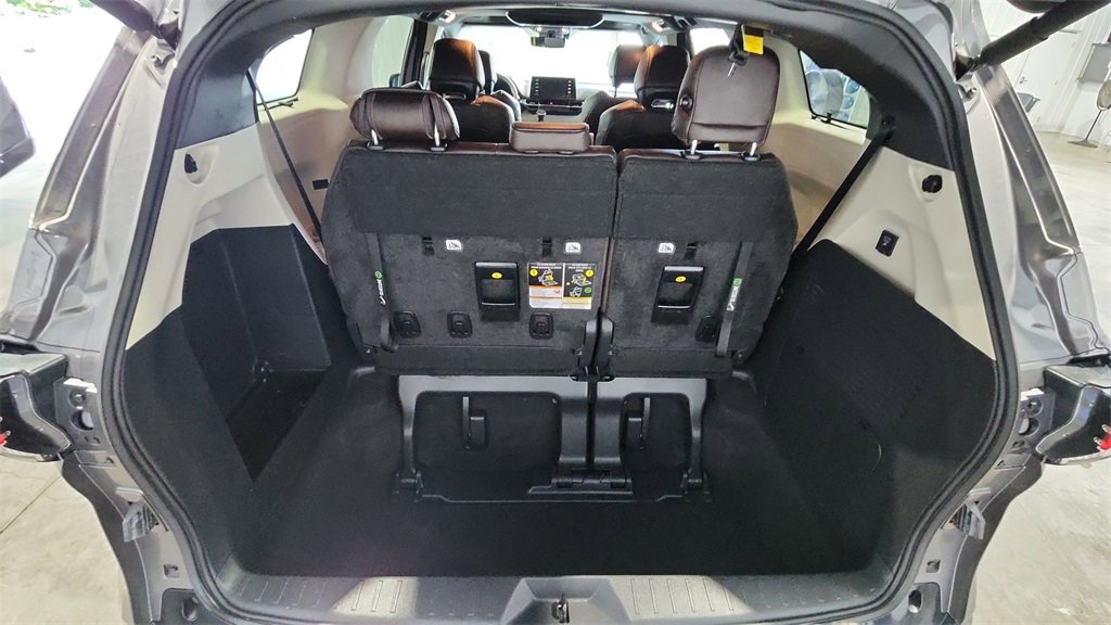 Used 2023 Toyota Sienna Platinum image 25