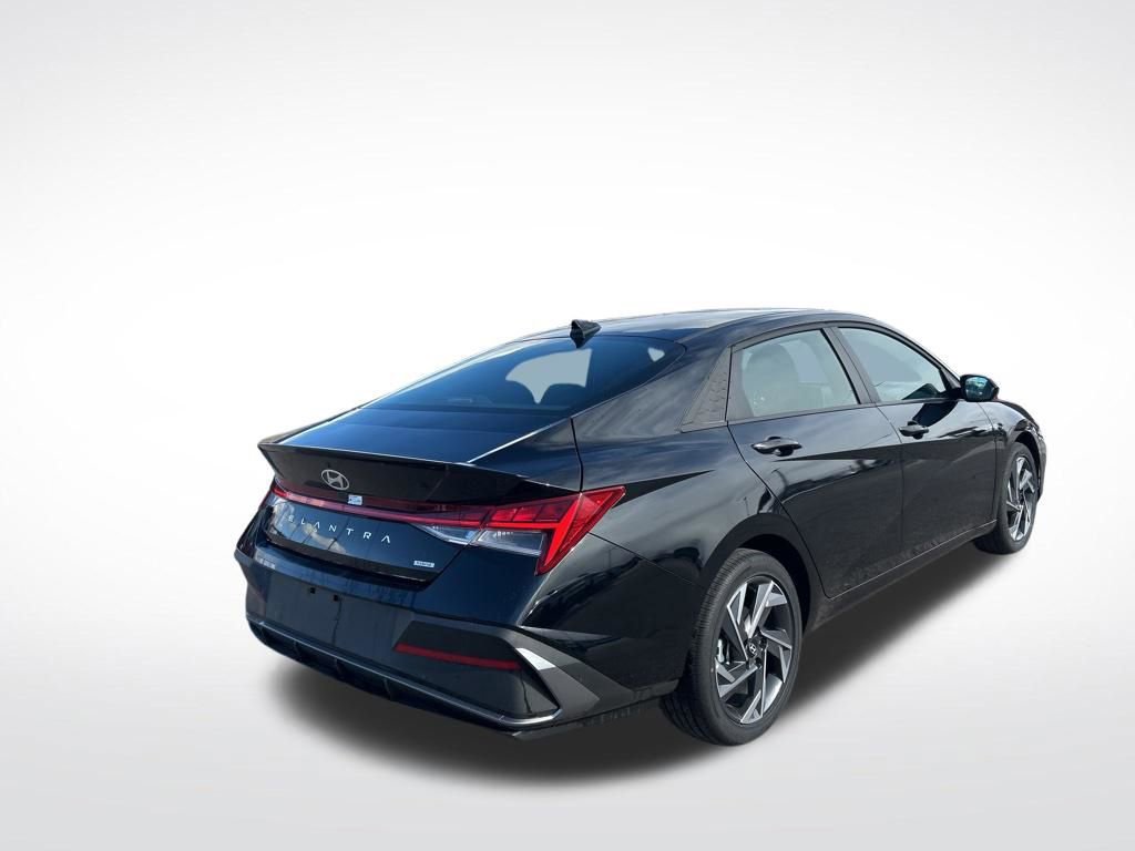 Used 2025 Hyundai Elantra SEL w/ Cargo Package image 5