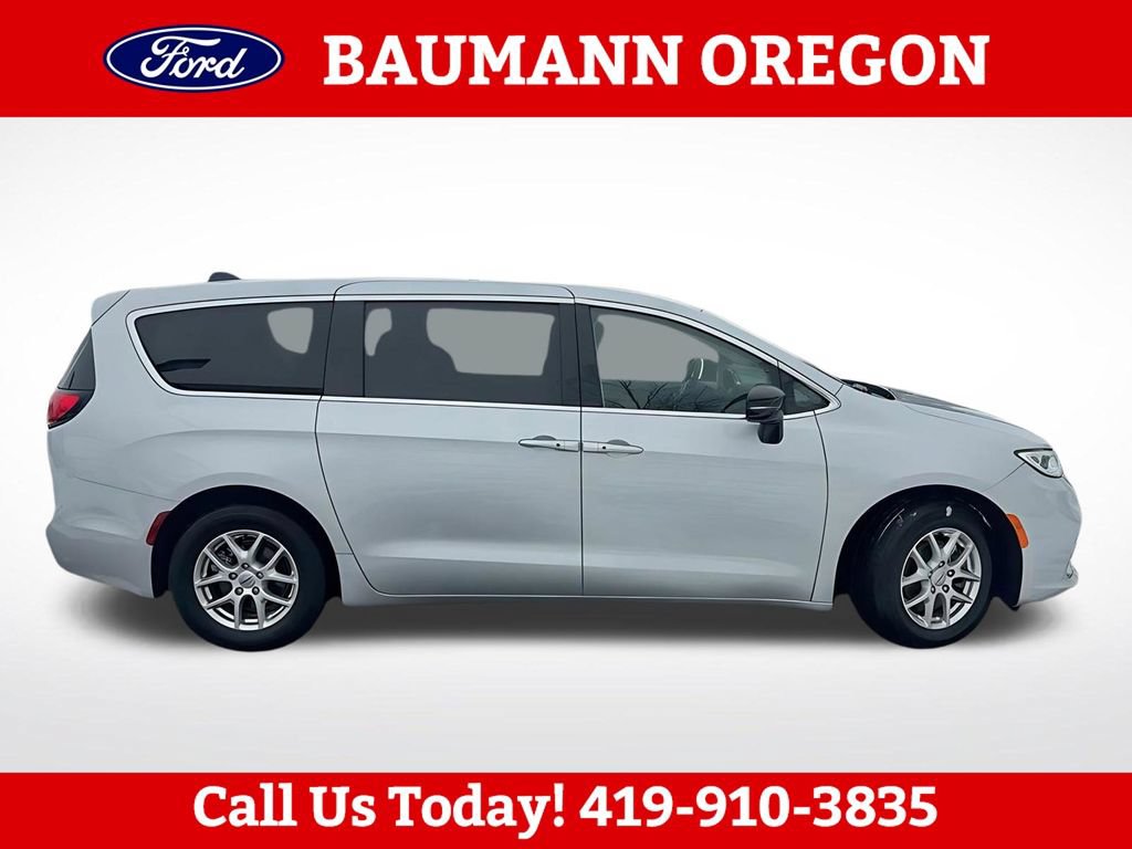 Used 2024 Chrysler Pacifica Touring-L FWD image 7