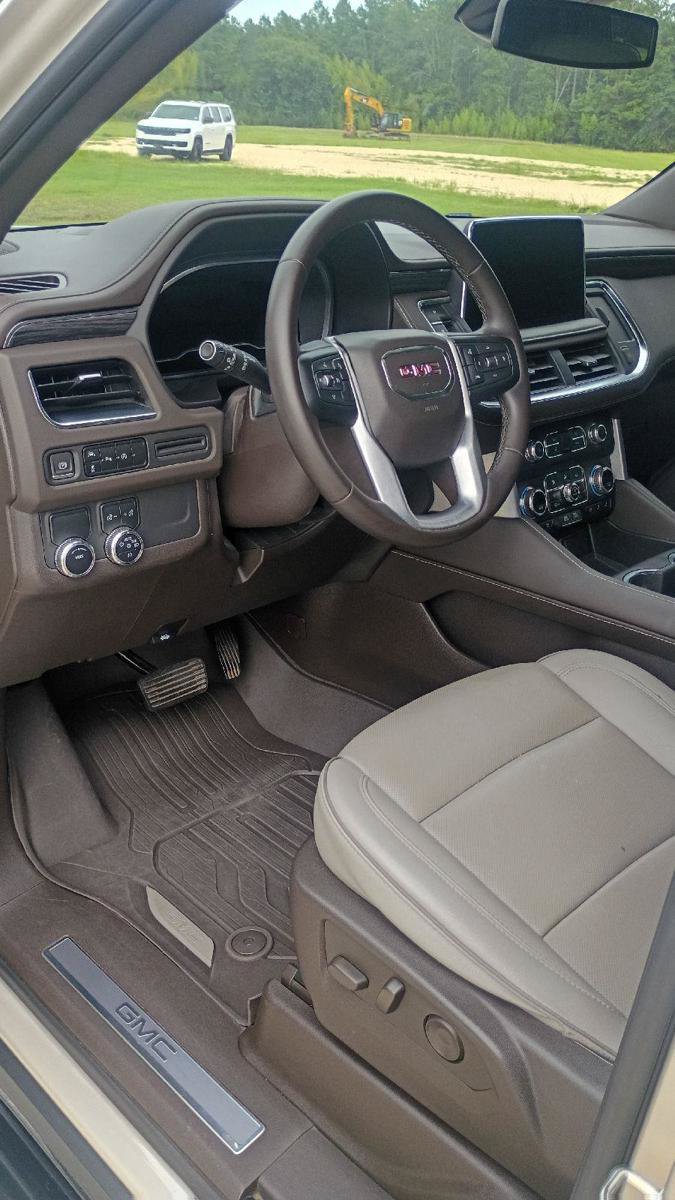 Used 2023 GMC Yukon XL SLT w/ LPO, Floor Liner Package RWD image 11