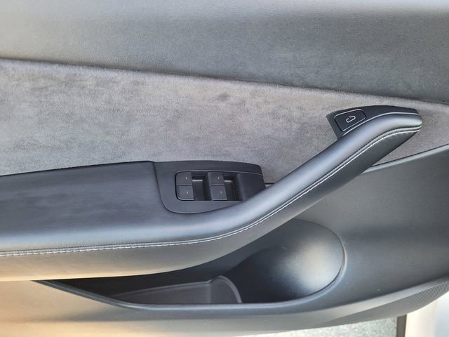 Used 2021 Tesla Model Y Long Range AWD/4WD image 24