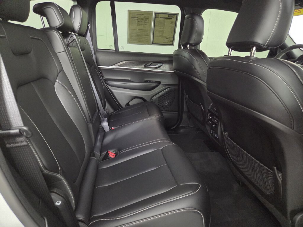 Used 2025 Jeep Grand Cherokee Limited w/ Black Appearance Package RWD image 28