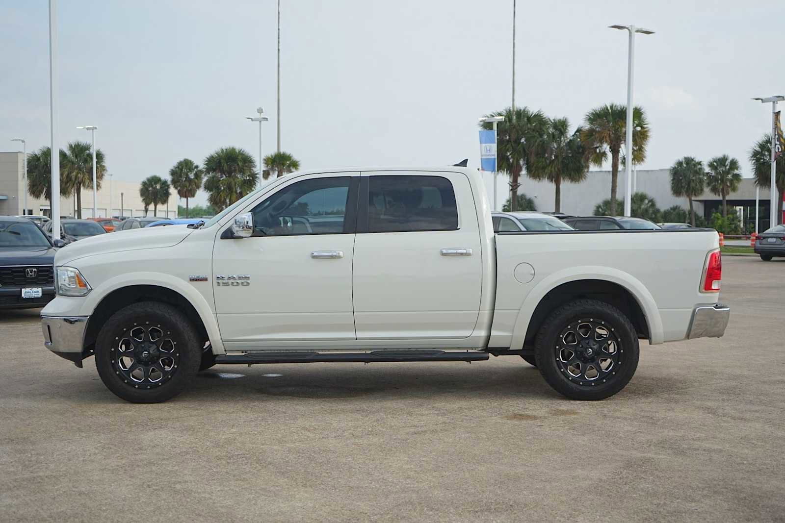 Used 2016 RAM 1500 Laramie w/ Convenience Group AWD/4WD image 3