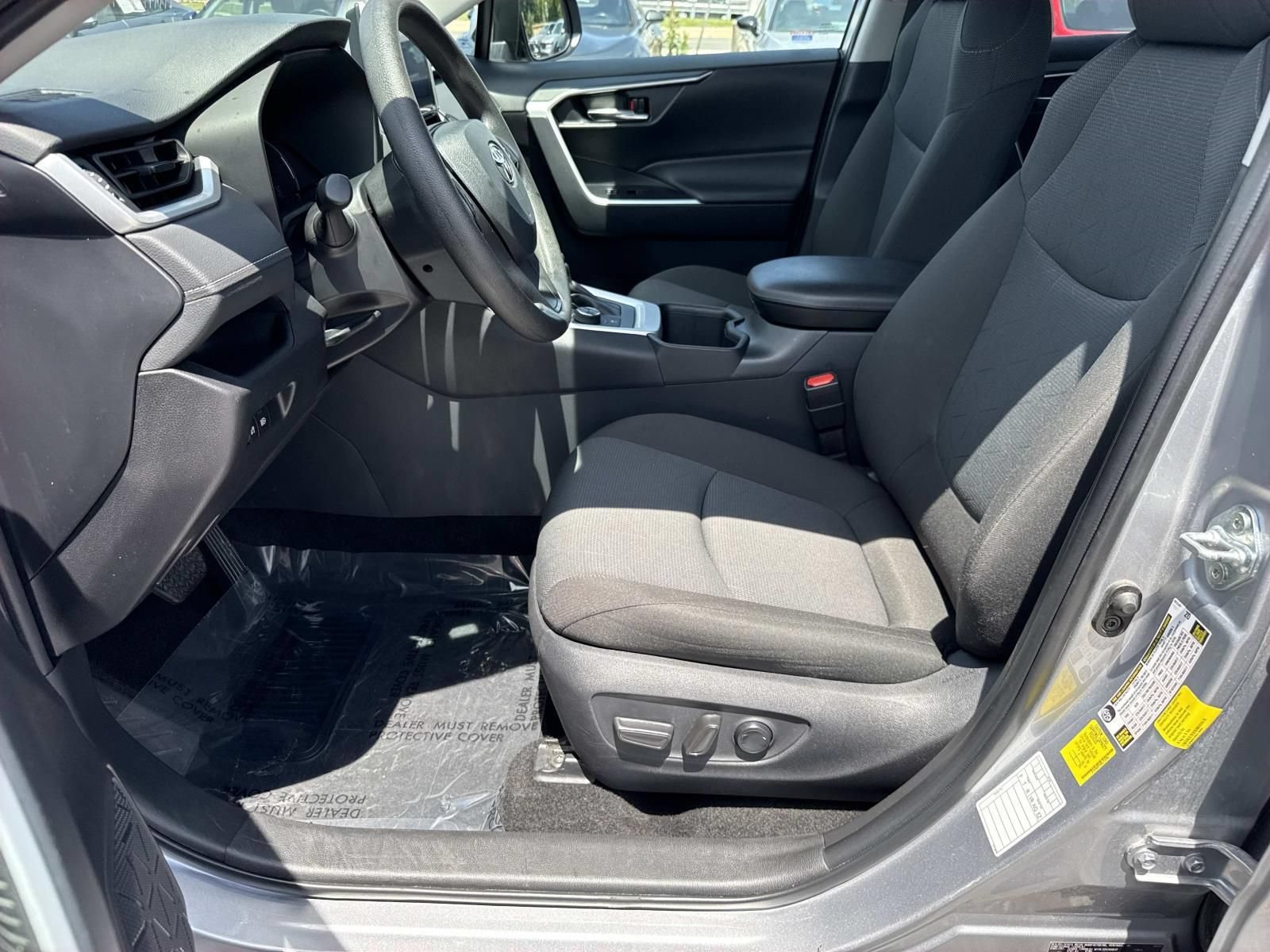 Used 2025 Toyota RAV4 XLE AWD/4WD image 29