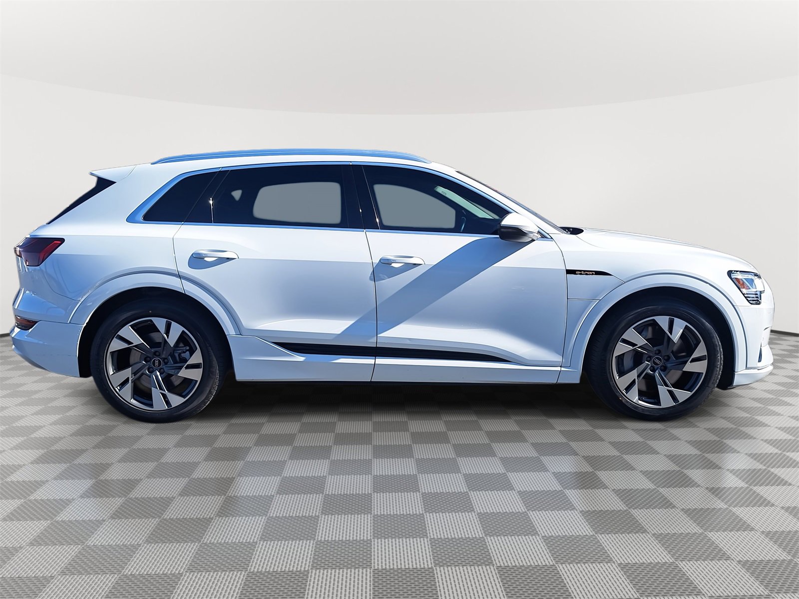 Used 2023 Audi e-tron Premium image 4