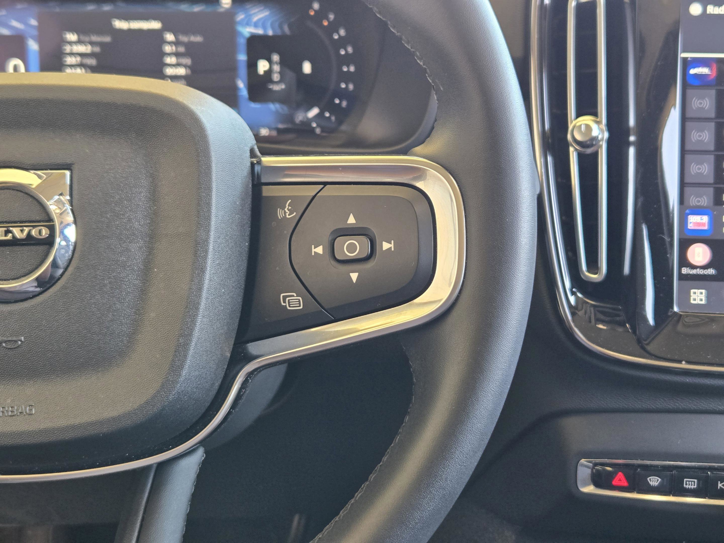 Used 2023 Volvo XC40 B5 Plus image 38