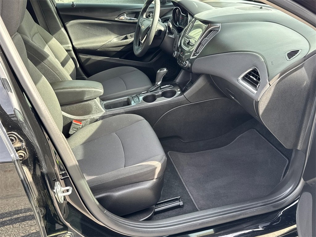 Used 2018 Chevrolet Cruze LT w/ Convenience Package image 13