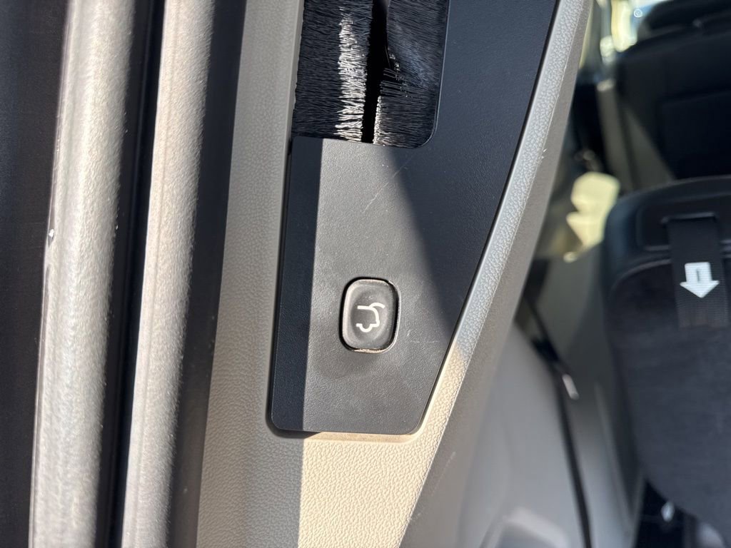 Used 2016 Chrysler Town & Country Touring-L w/ Driver Convenience Group image 33