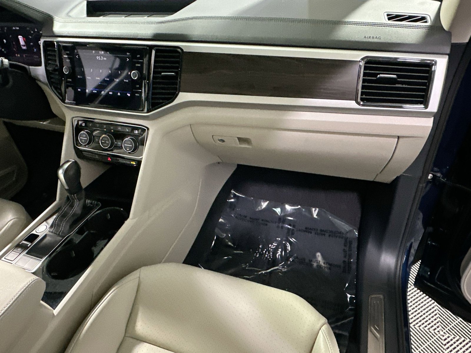 Used 2023 Volkswagen Atlas SE w/ Panoramic Sunroof Package image 35