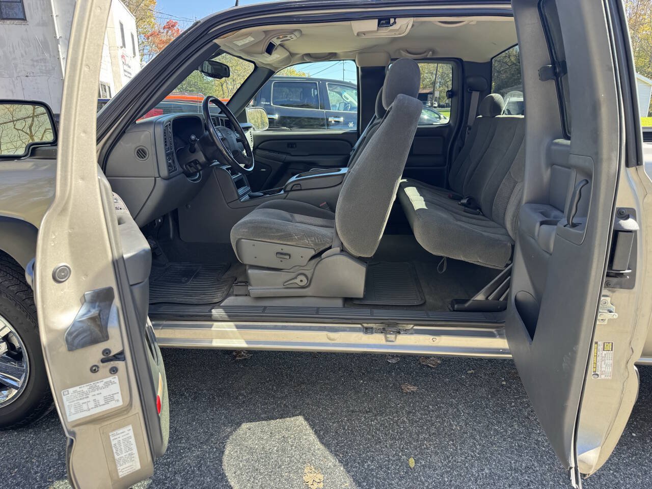 Used 2004 Chevrolet Silverado 1500 4x4 Extended Cab w/ Light Duty Power Package image 17