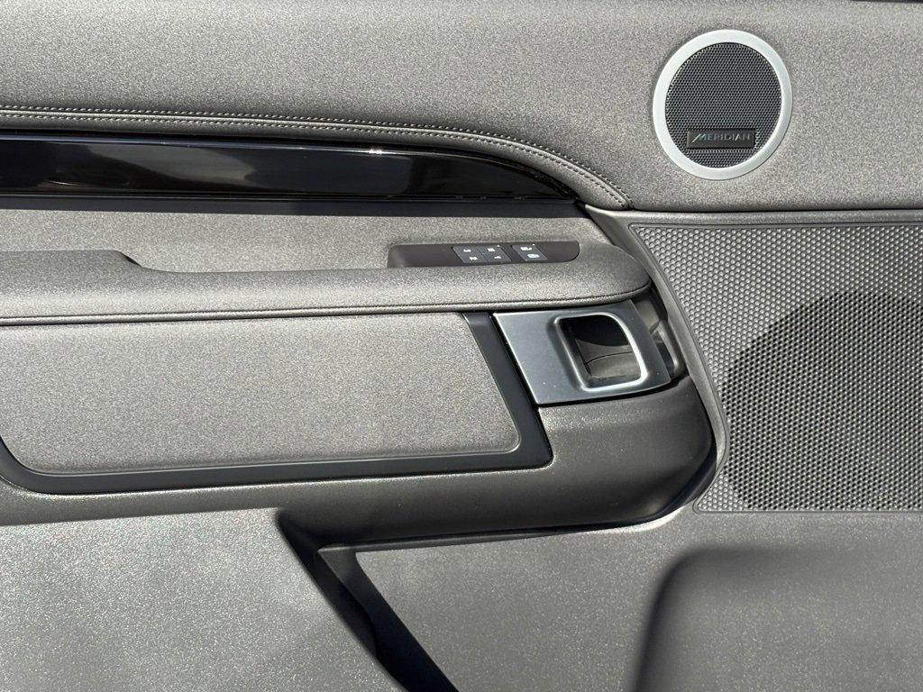 New 2025 Land Rover Discovery S image 10