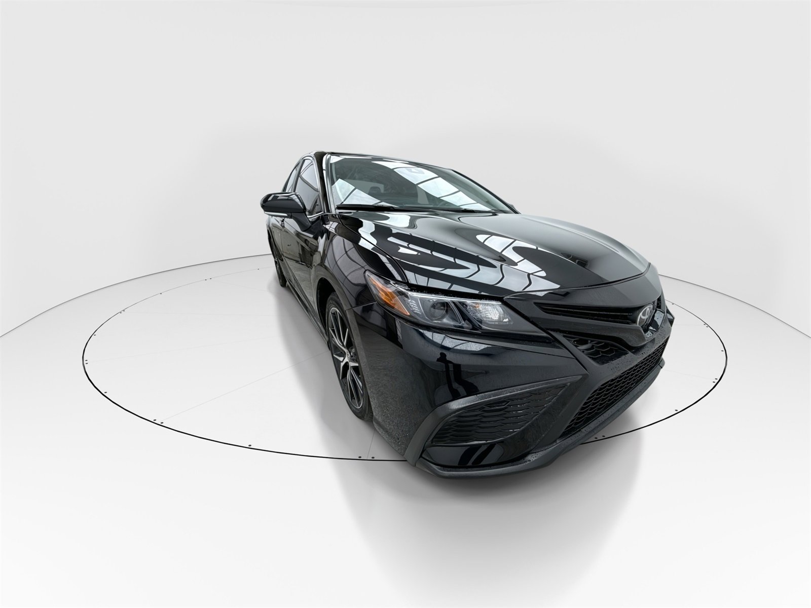 Used 2022 Toyota Camry SE image 2