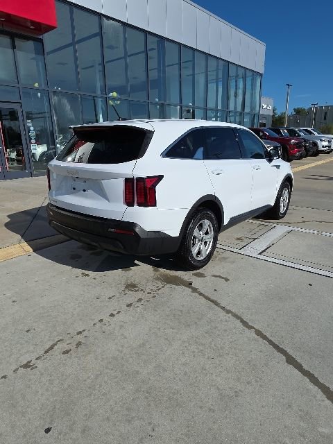 Used 2023 Kia Sorento LX FWD image 4