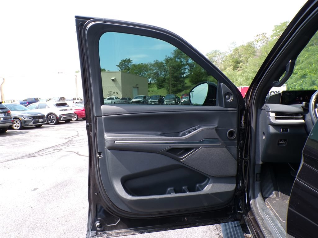 Used 2025 Lincoln Navigator Reserve w/ Jet Appearance Package AWD/4WD image 24