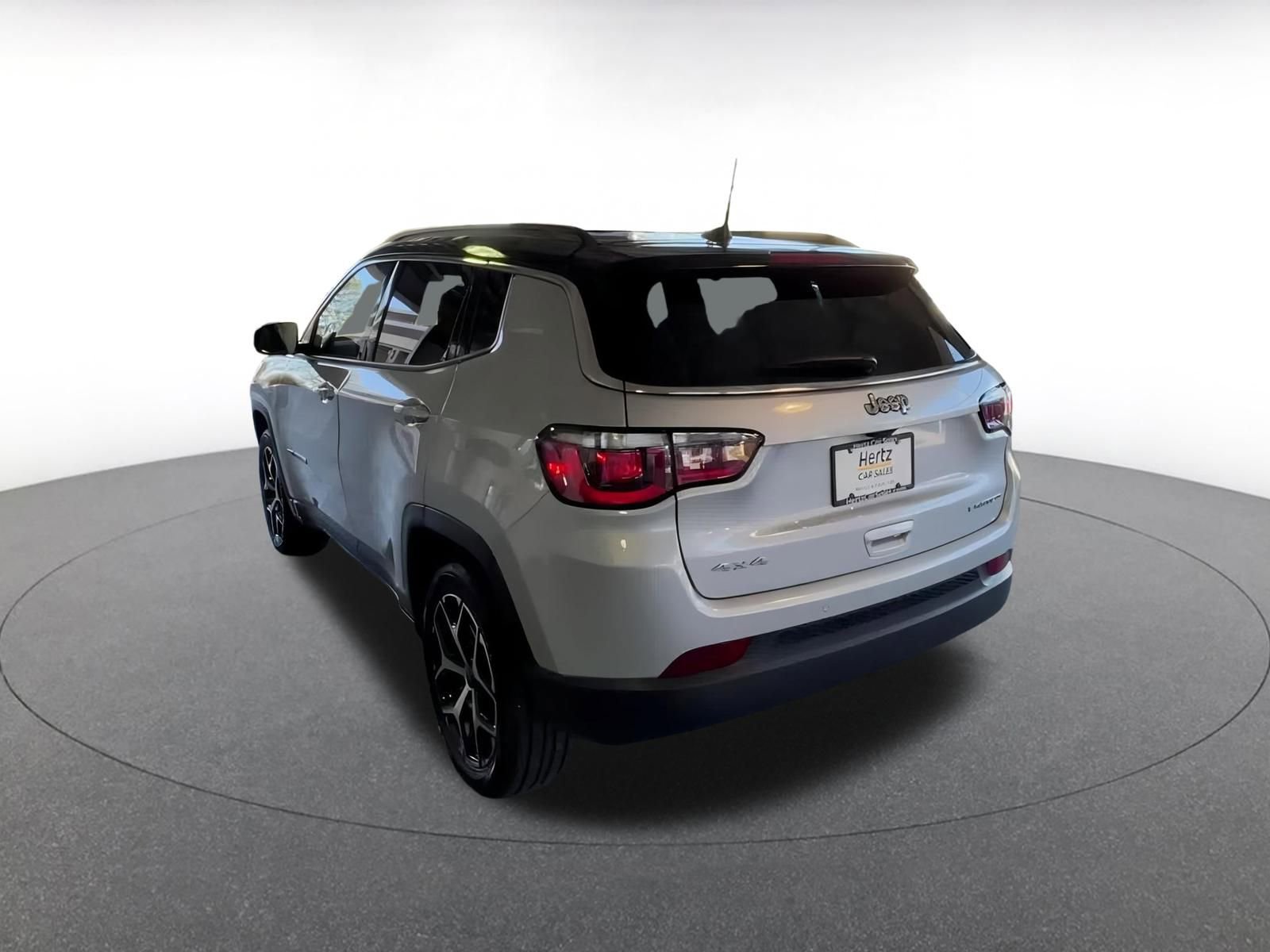 Used 2025 Jeep Compass Limited image 11