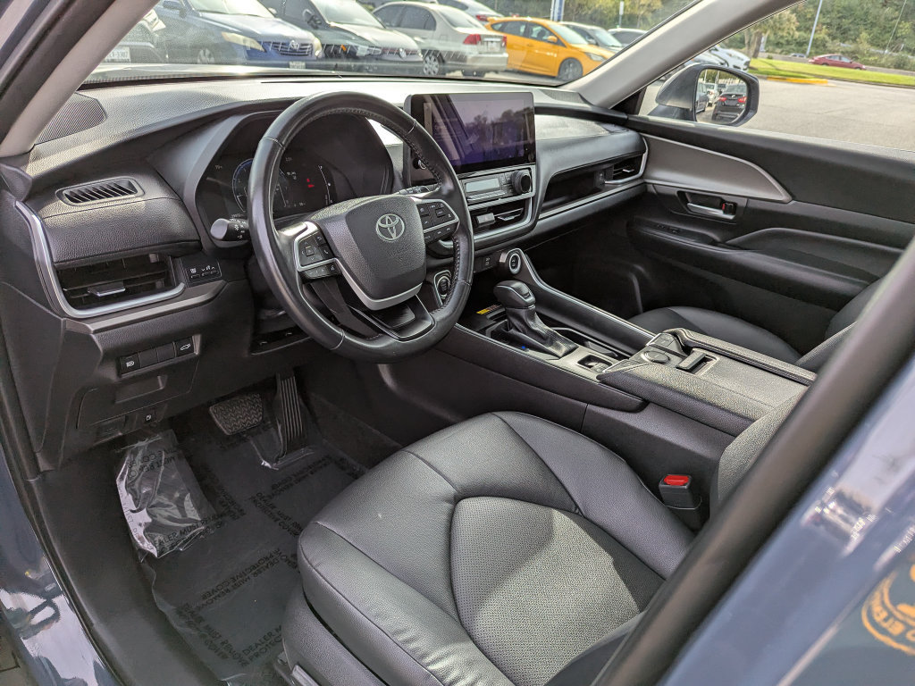Used 2025 Toyota Grand Highlander AWD image 17