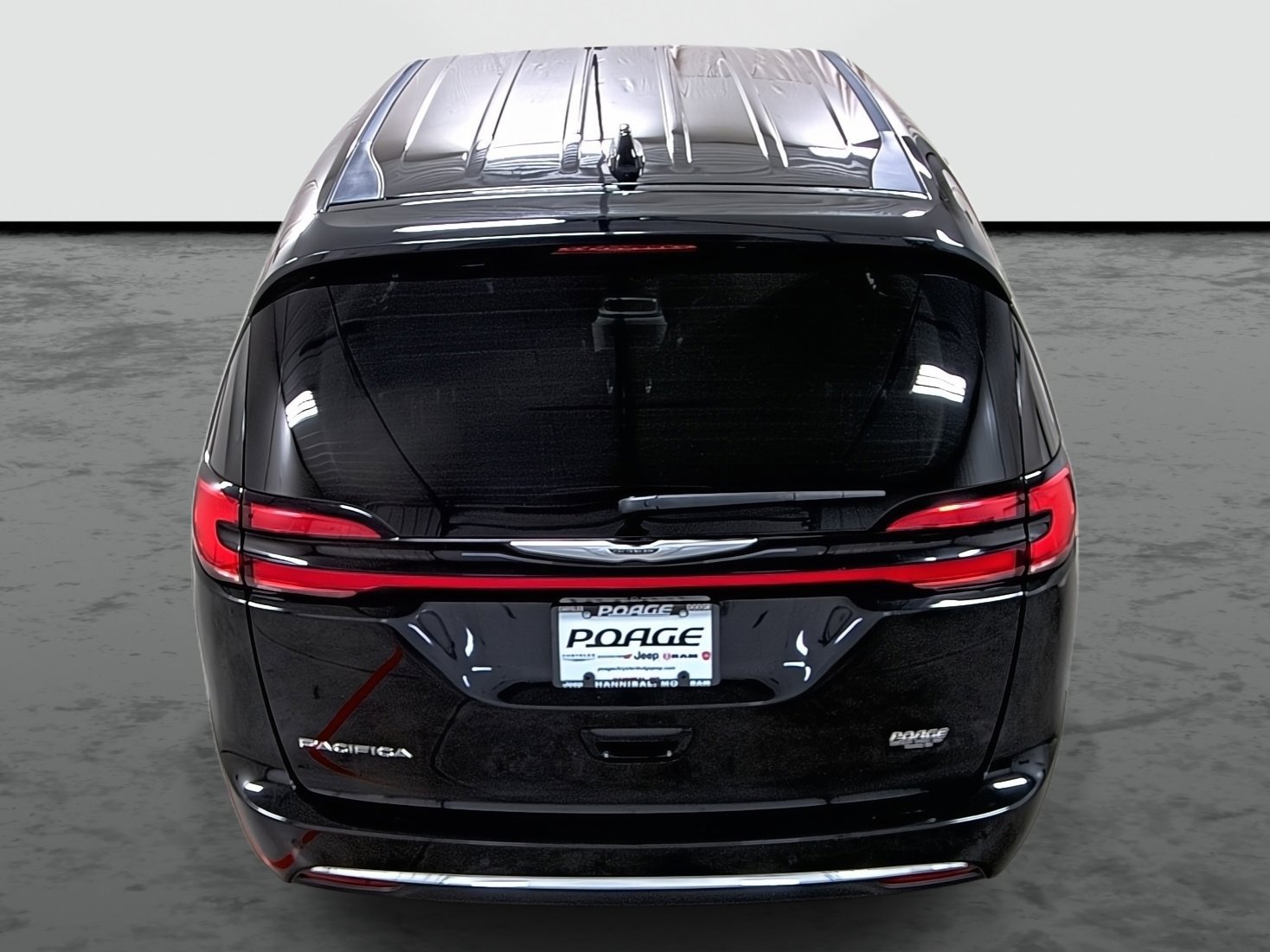 Used 2024 Chrysler Pacifica Touring-L image 3