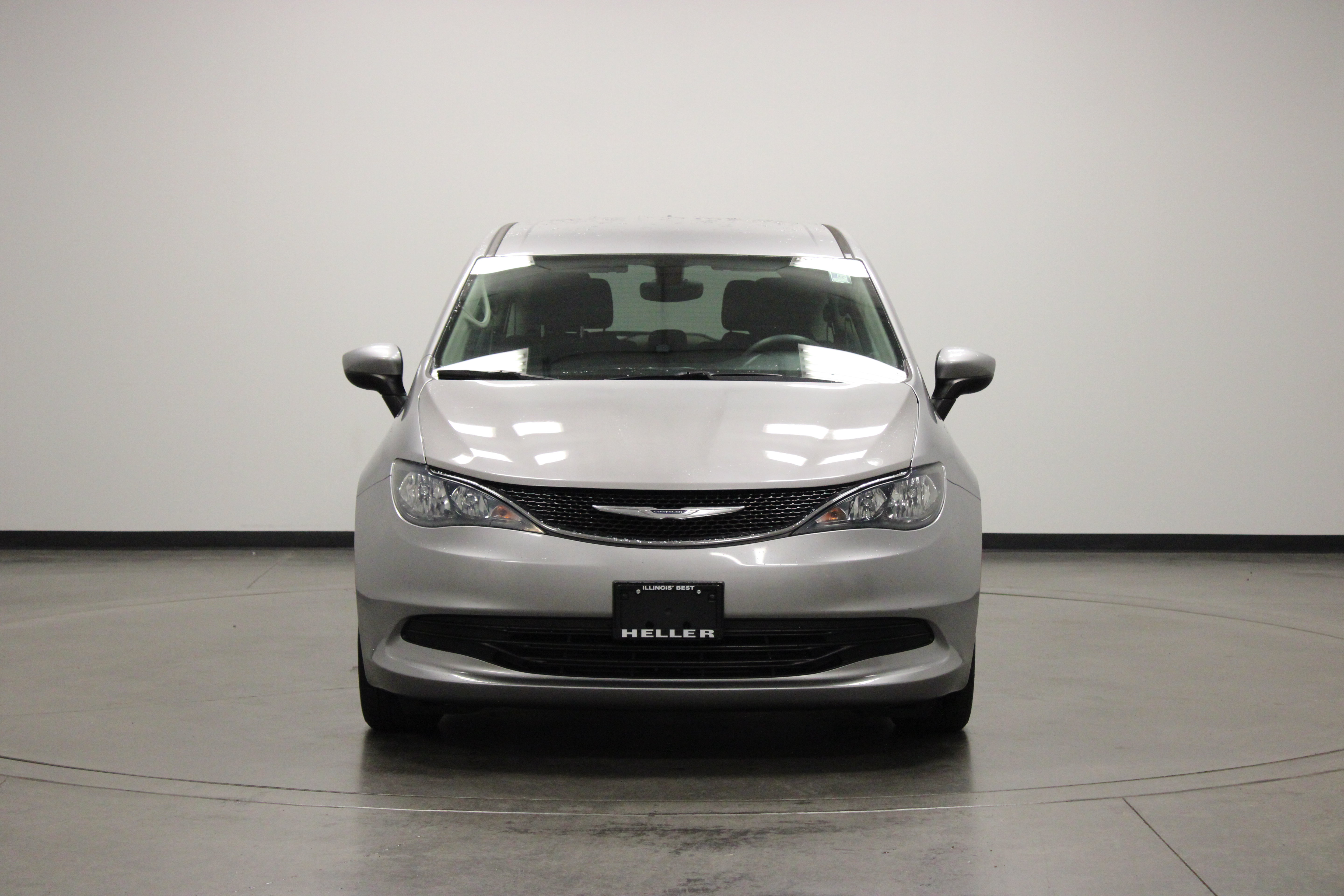 Used 2017 Chrysler Pacifica LX FWD image 3