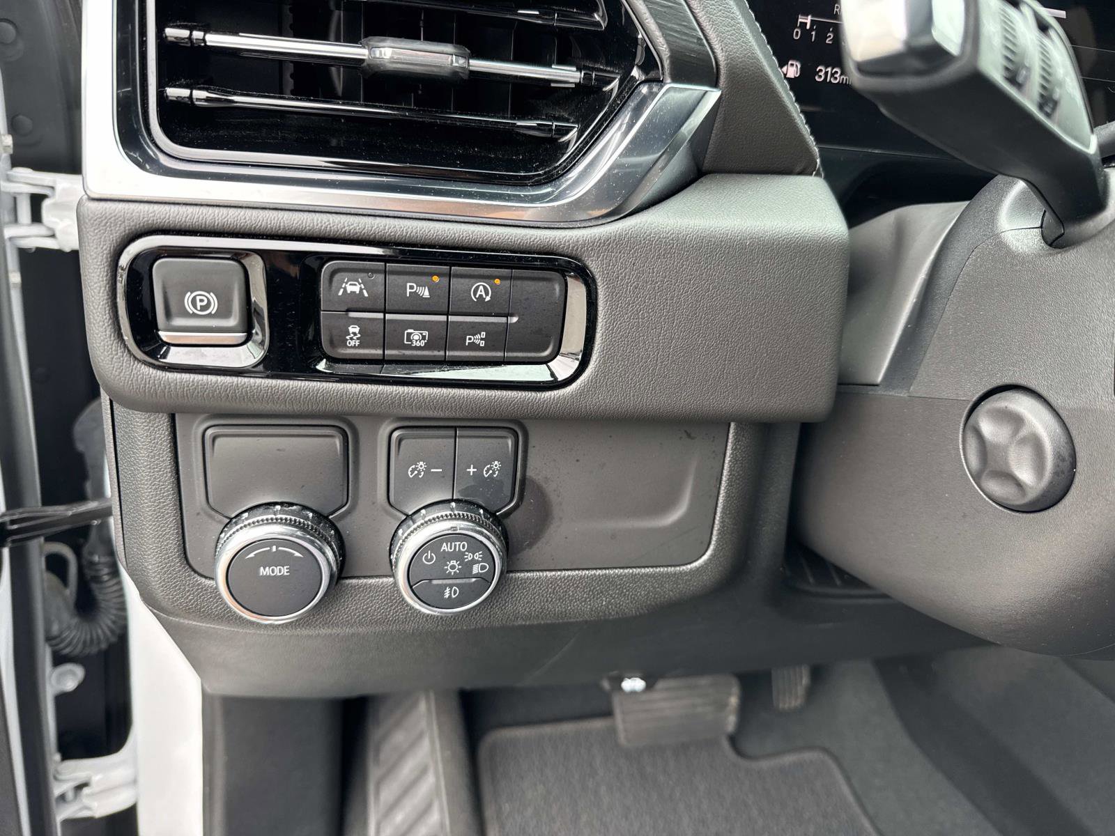 Used 2025 GMC Yukon Denali image 32