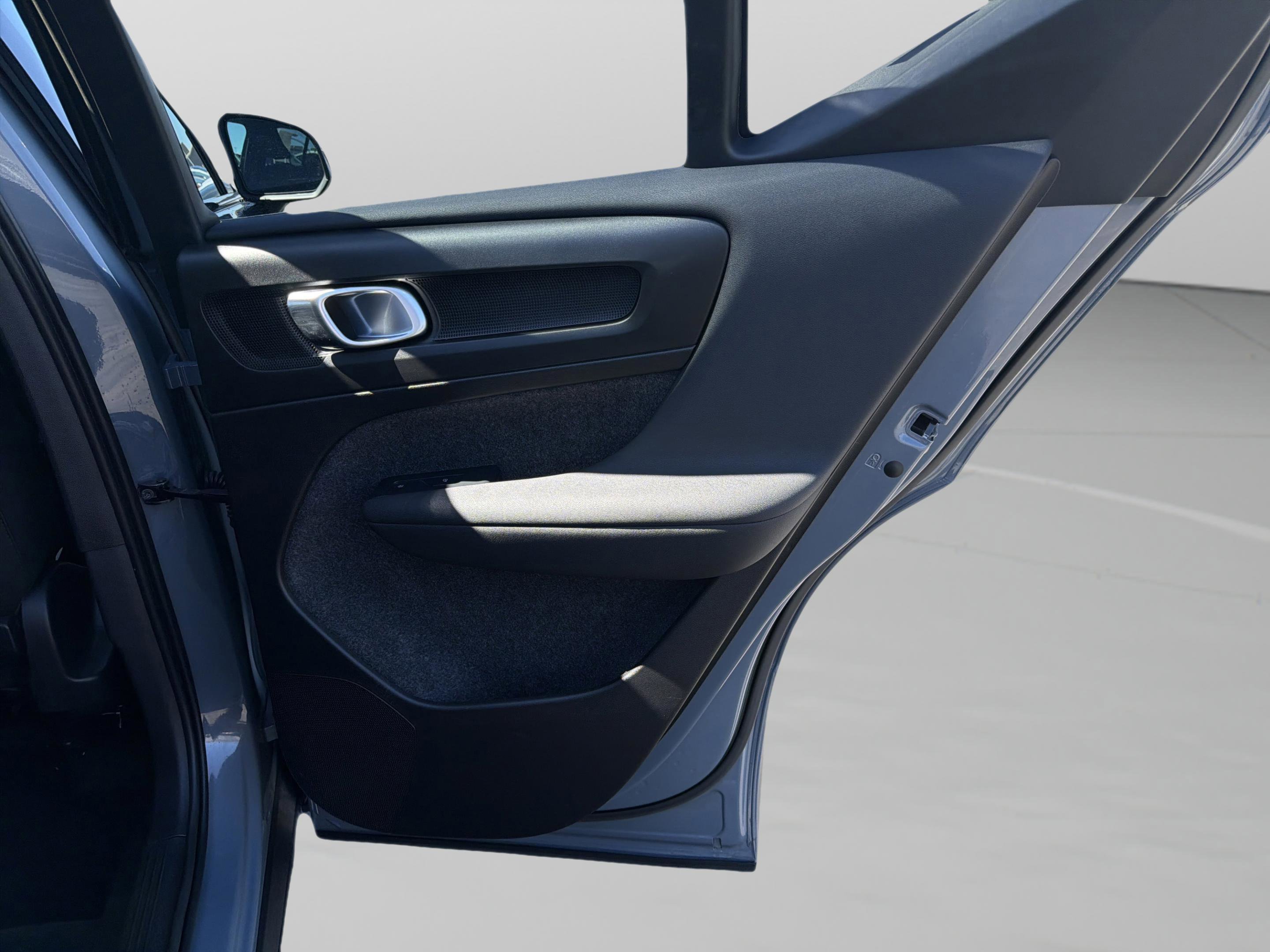 Used 2023 Volvo XC40 Recharge Ultimate image 24