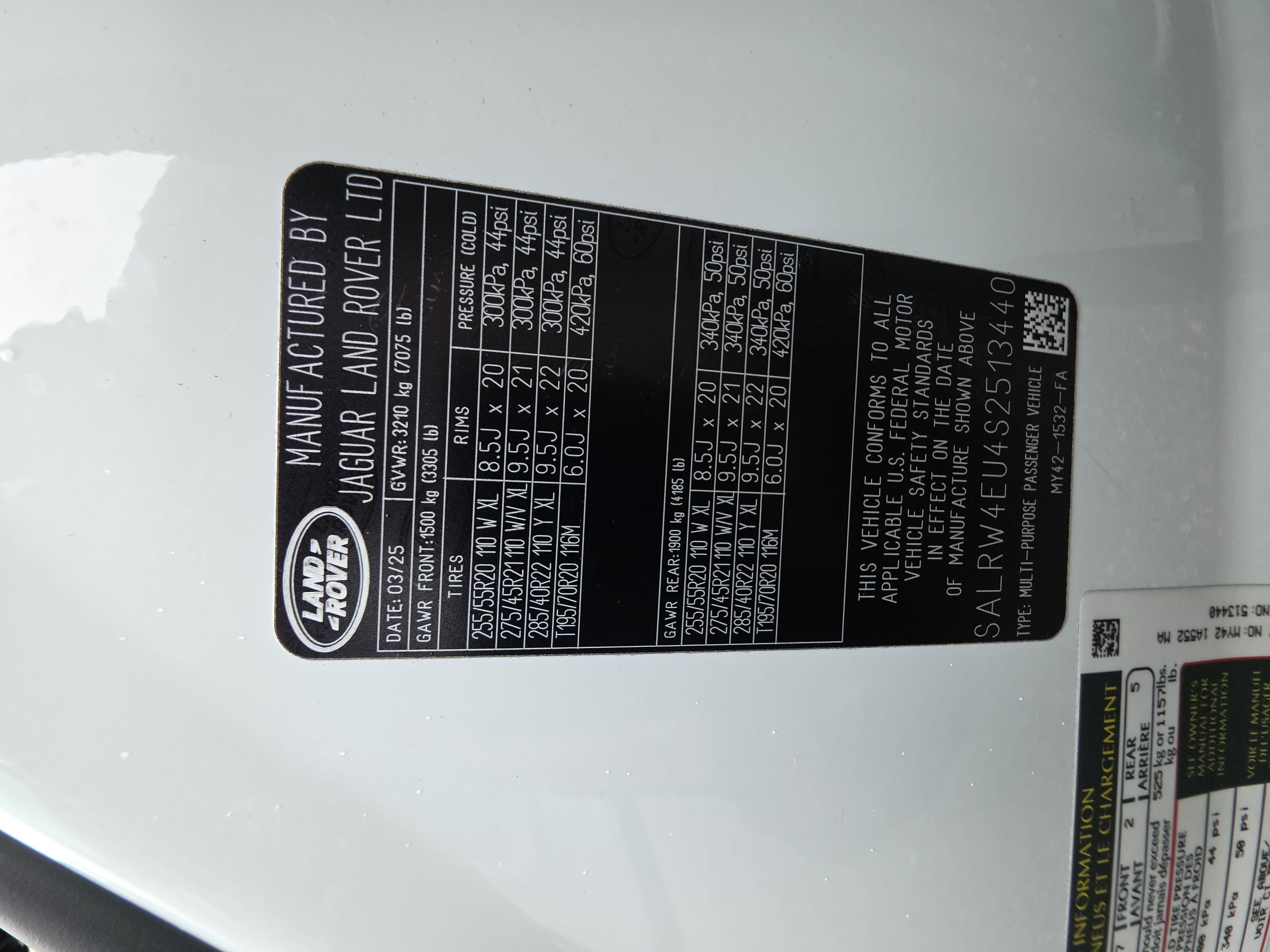 Used 2025 Land Rover Discovery Metropolitan Edition AWD/4WD image 37