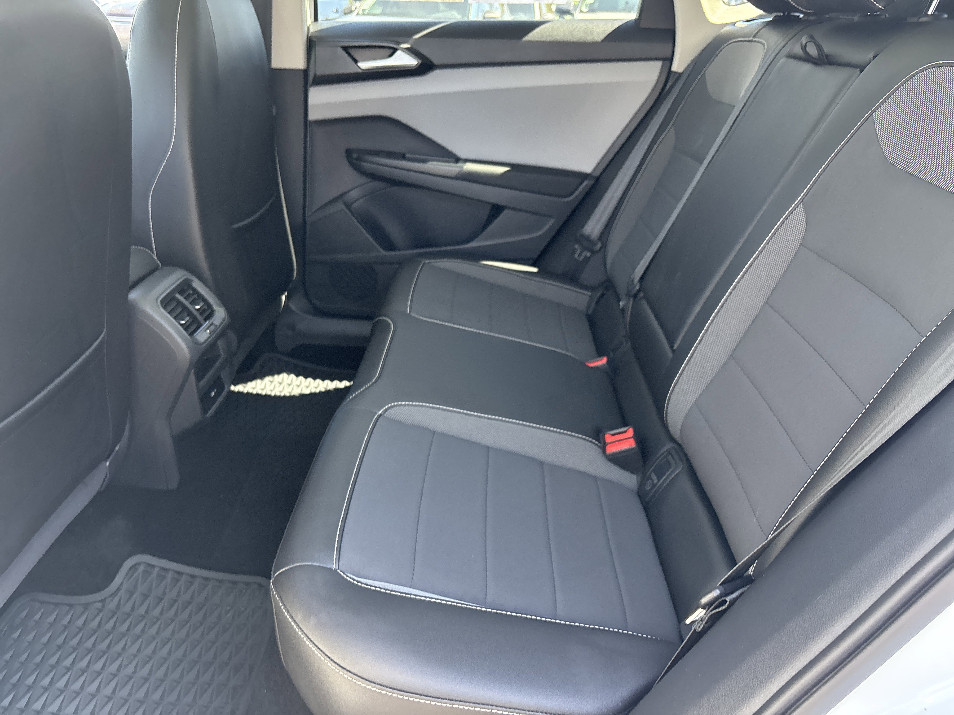 Used 2023 Volkswagen Taos SE w/ Panoramic Sunroof Package image 15