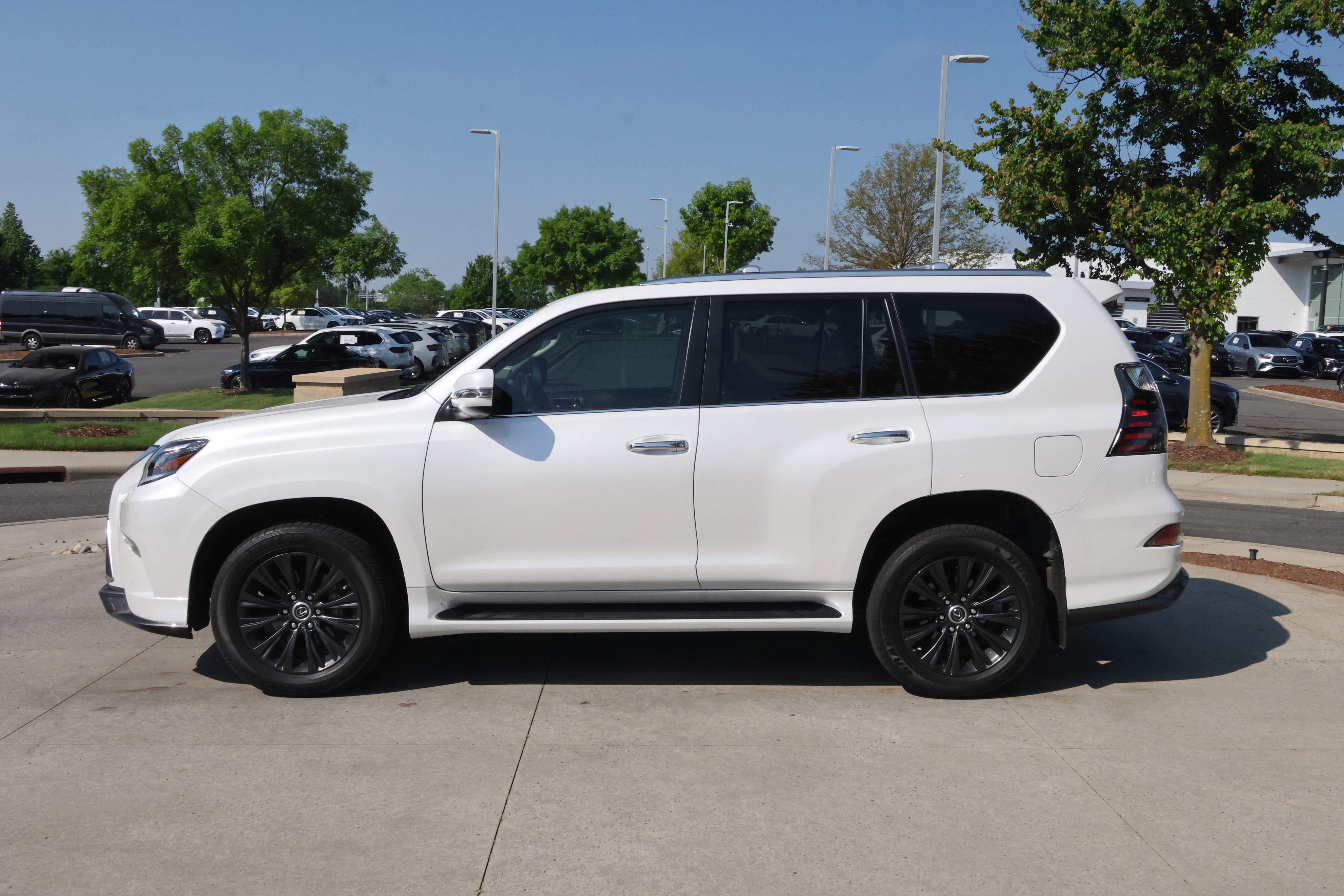 Used 2023 Lexus GX 460 Premium w/ Accessory Package AWD/4WD image 6