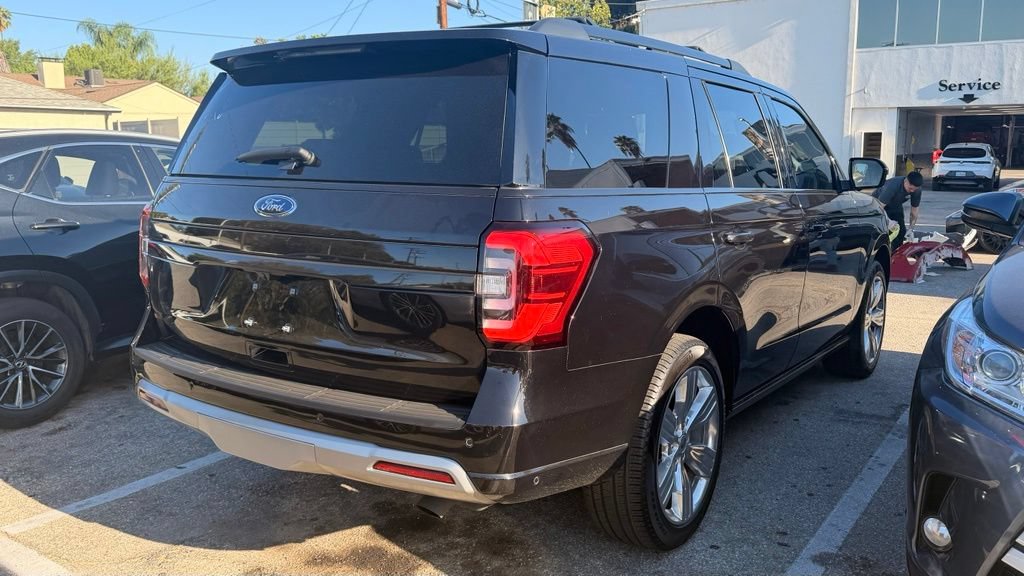 Used 2024 Ford Expedition Platinum RWD image 3