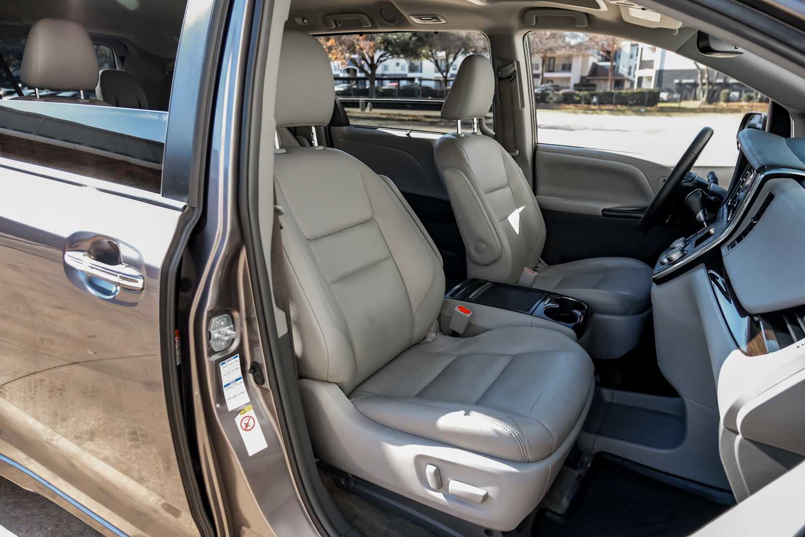 Used 2018 Toyota Sienna XLE image 35