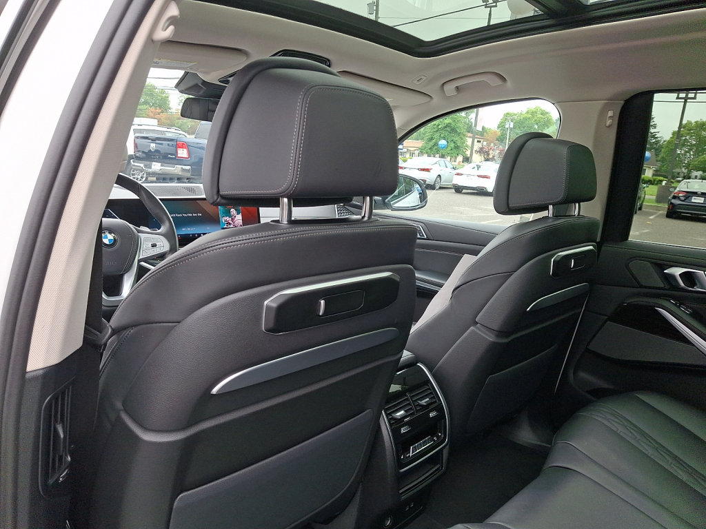 Used 2025 BMW X7 xDrive40i w/ Premium Package AWD/4WD image 21