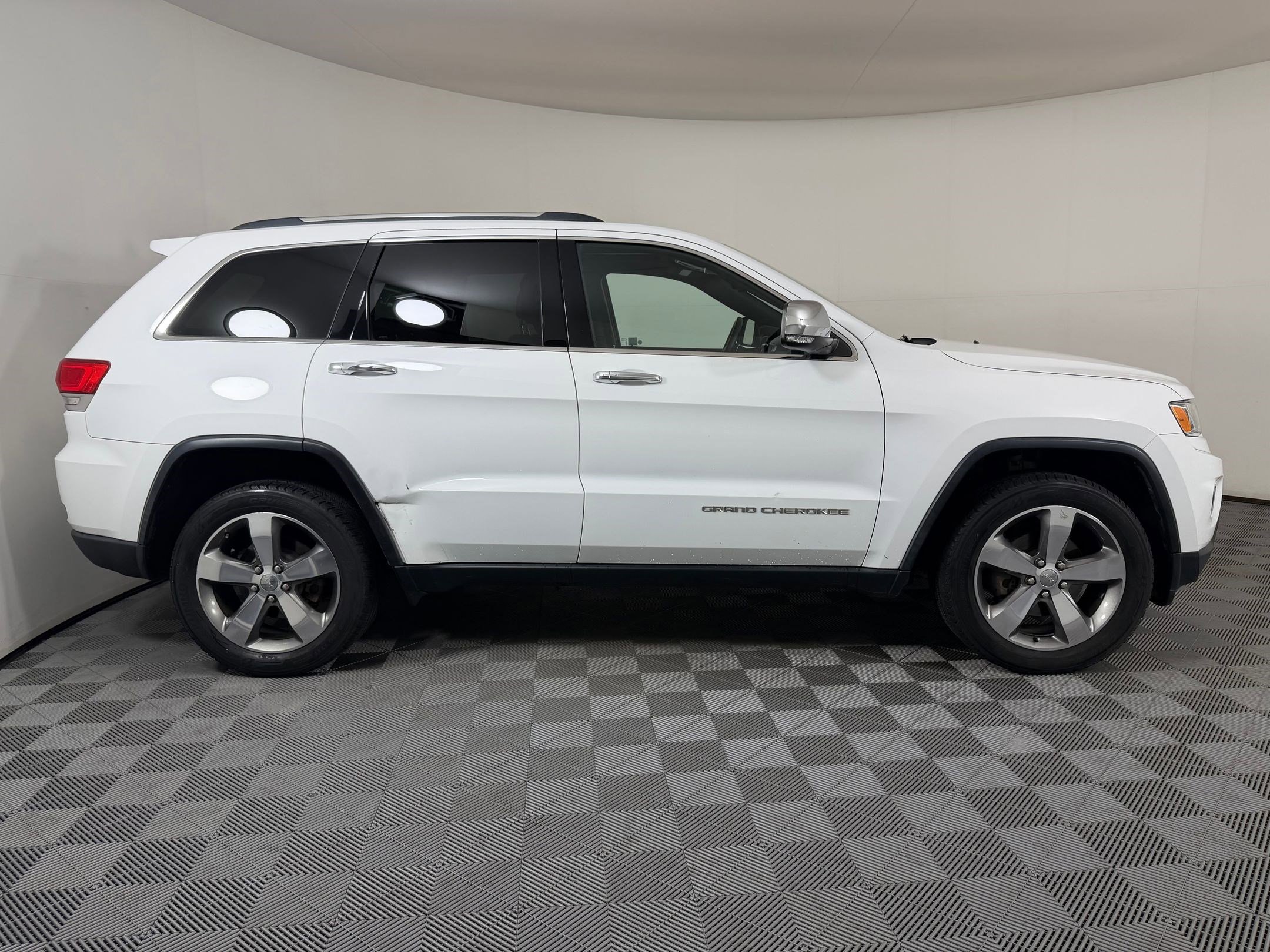Used 2016 Jeep Grand Cherokee Limited AWD/4WD image 8