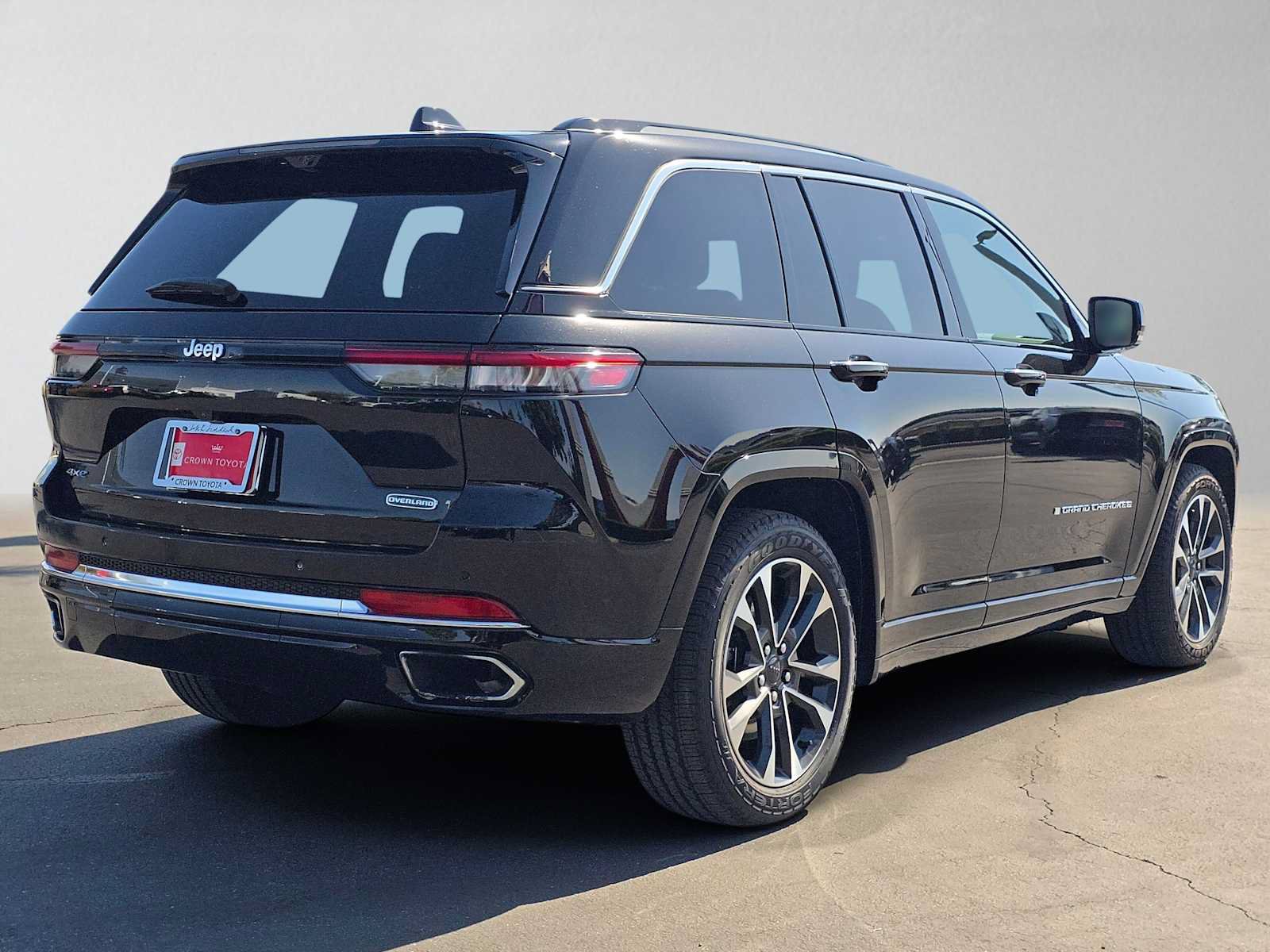 Used 2022 Jeep Grand Cherokee Overland w/ Luxury Tech Group IV AWD/4WD image 3