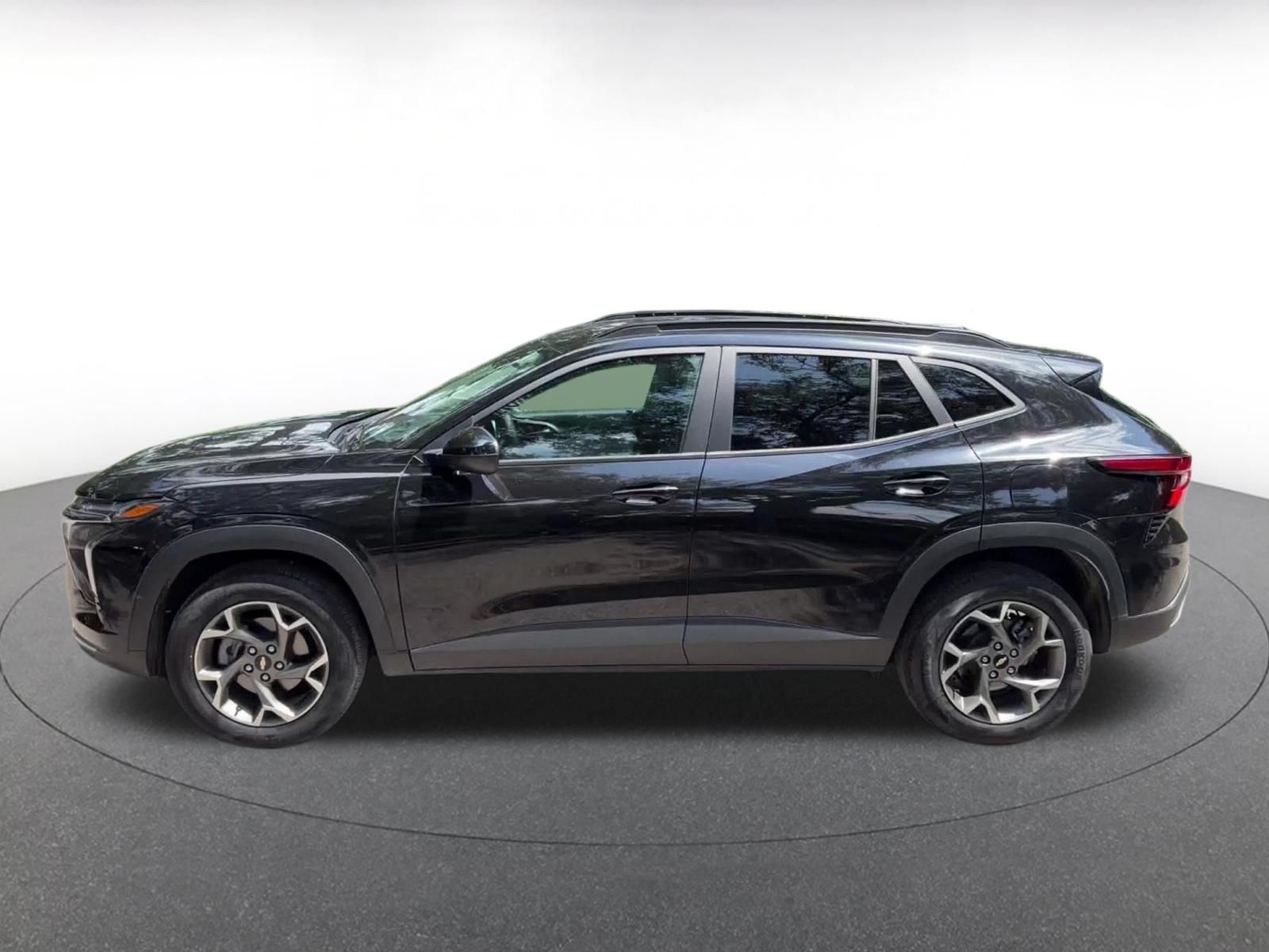 Used 2025 Chevrolet Trax LT FWD image 9