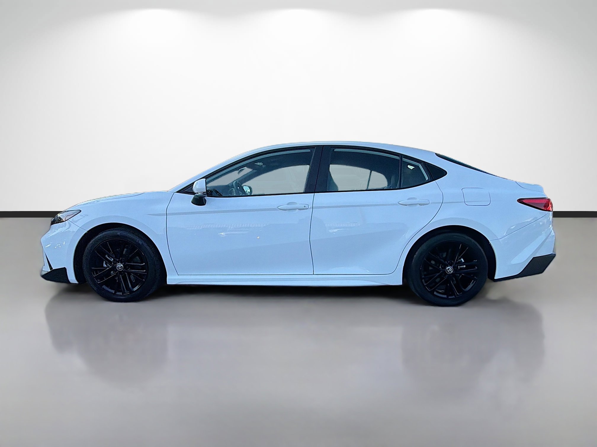 Used 2025 Toyota Camry SE image 6