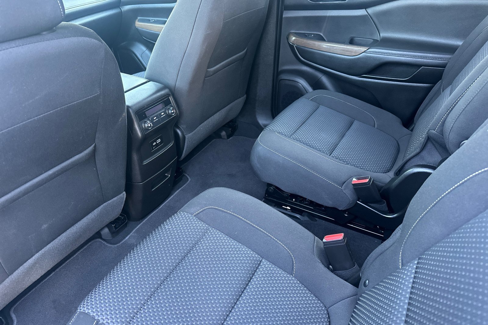 Used 2023 GMC Acadia SLE image 12