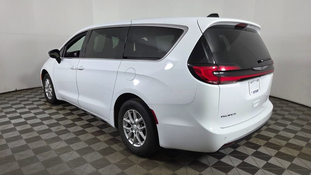 Used 2025 Chrysler Pacifica Select image 6