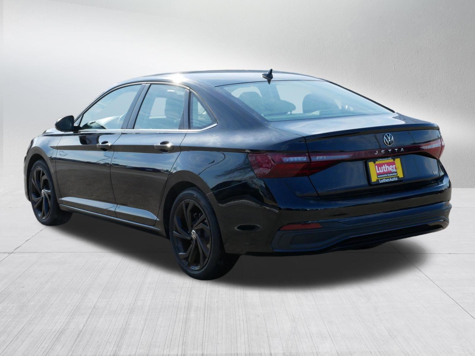 Certified 2025 Volkswagen Jetta SE w/ Sunroof Package image 5