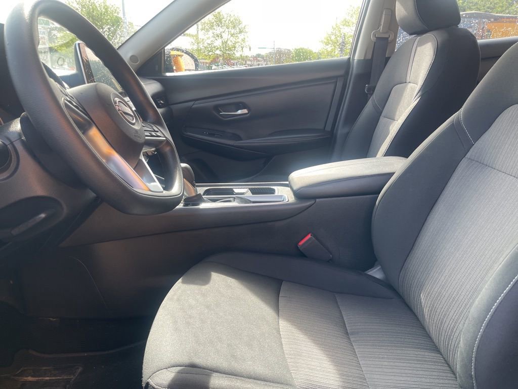 Used 2025 Nissan Sentra SV FWD image 14