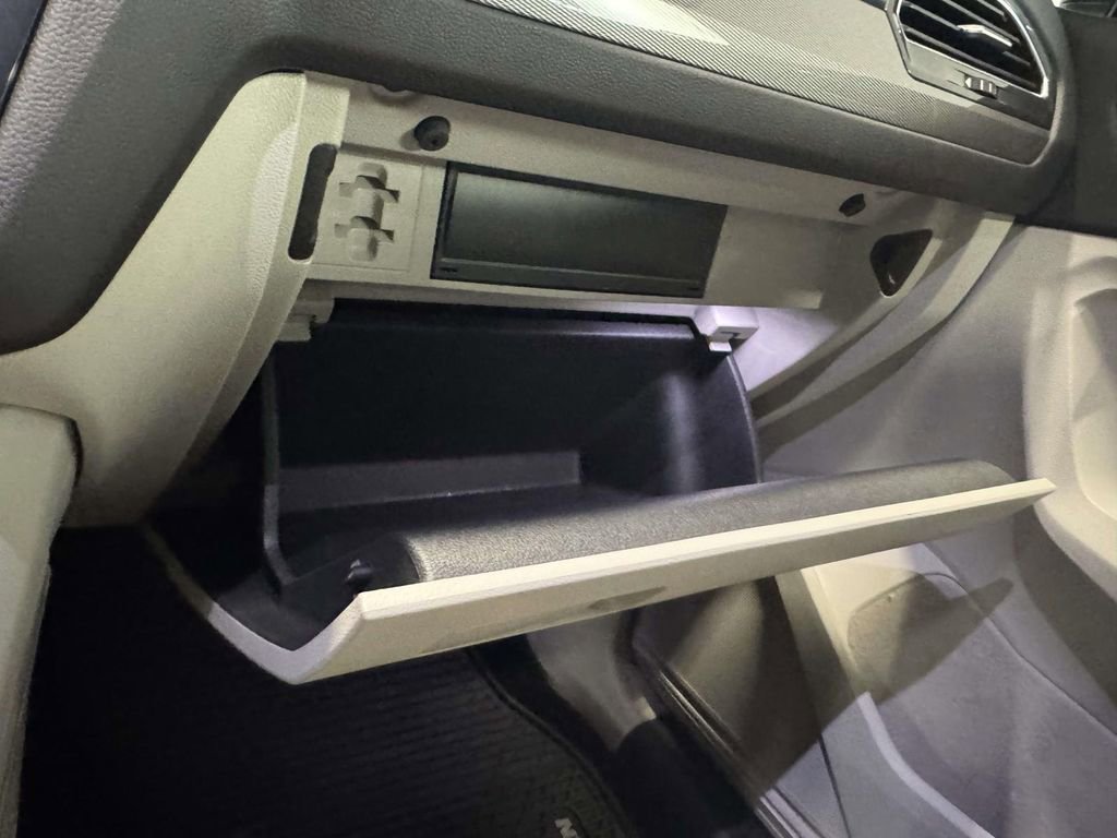 Used 2023 Volkswagen Tiguan SE image 31