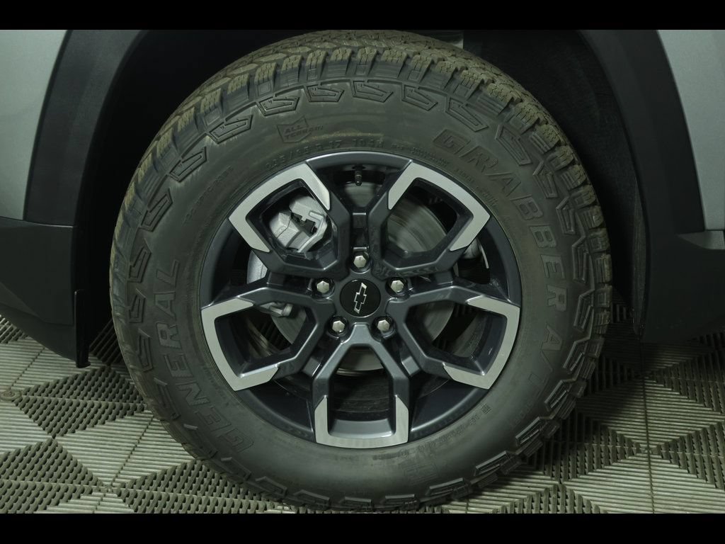 New 2026 Chevrolet Equinox ACTIV w/ Convenience Package III FWD image 17