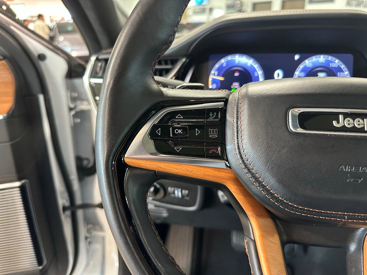 Used 2024 Jeep Grand Cherokee Summit AWD/4WD image 20